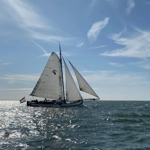 tjalkjacht pelikaan enkhuizen, hotel u gradu 'Enkhuizen'