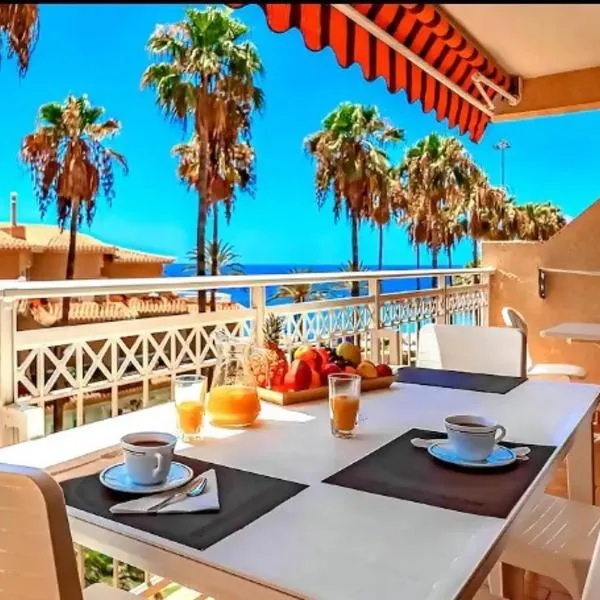 Magnificent beachfront apartment, hotell i Arona