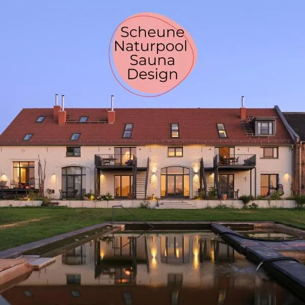 Landloft Linum - Ausgebaute Scheune mit Aussicht, Naturpool, Kamin, Sauna, Luxusausbau, handverlesene MidCentury Möbel & Kunst, Hotel in Fehrbellin