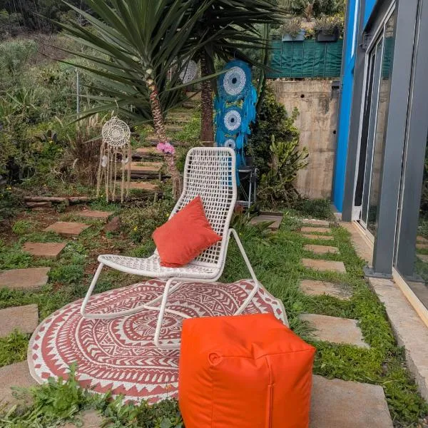 Personal blue house Madeira, отель в Санта-Крусе