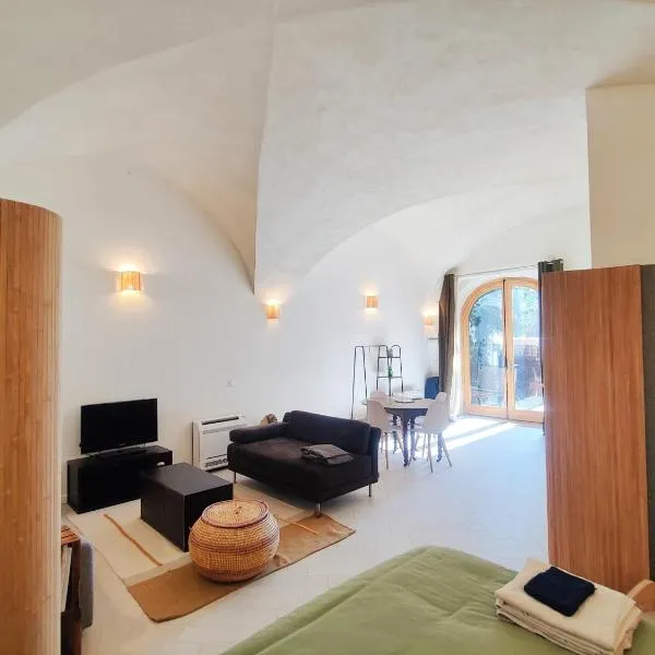L'écurie du Château - Suite voûtée d'exception, hotel v destinácii Neuville-sur-Saône