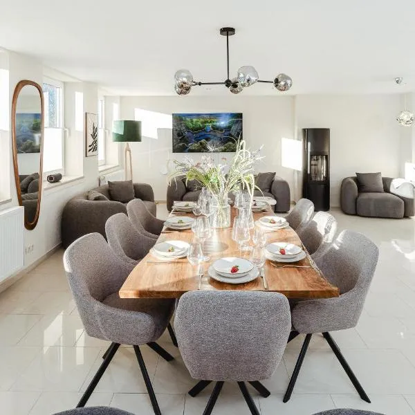 Premium FeelGood Gruppenapartment - Bis zu 8 Personen - 120 qm - 2 Bäder - Whirlpool, Sonnenterrasse & Grill - Im Herzen Kassels, hotel u gradu Kasel