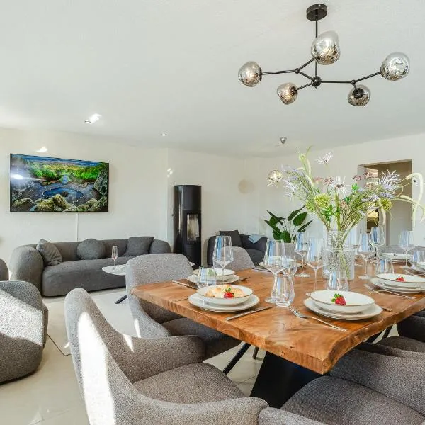 Premium FeelGood Gruppenapartment - Bis zu 8 Personen - 120 qm - 2 Bäder - Whirlpool, Sonnenterrasse & Grill - Im Herzen Kassels, hotel en Kassel