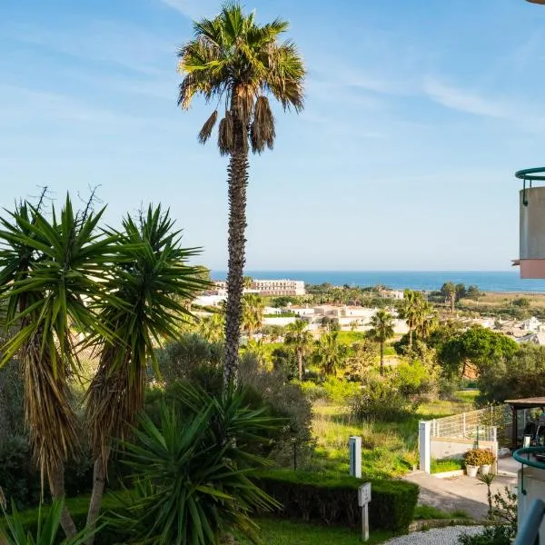Sunrise Sea View Apartment Walk to Meia Praia – hotel w Lagosie