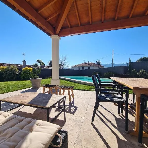 Villa en Ardeche Nord avec piscine proche Parc Peaugres، فندق في آنوناي