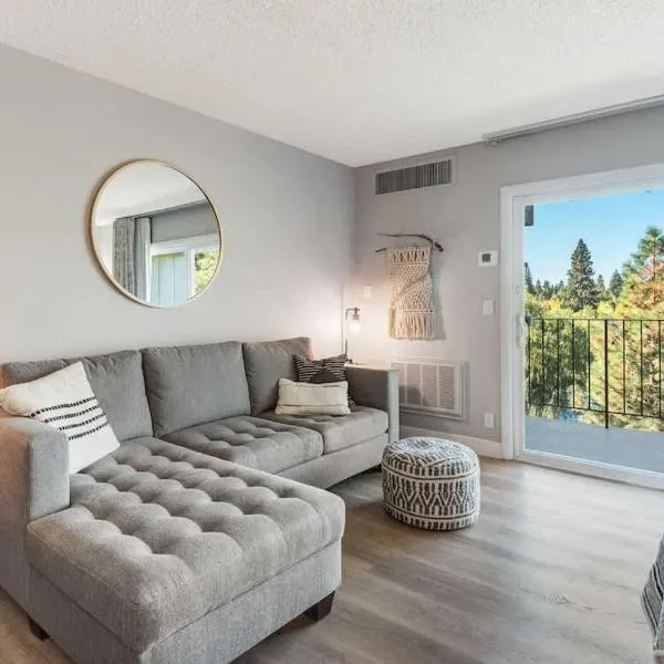 Updated Condo with Deschutes River View, hotel v mestu Bend