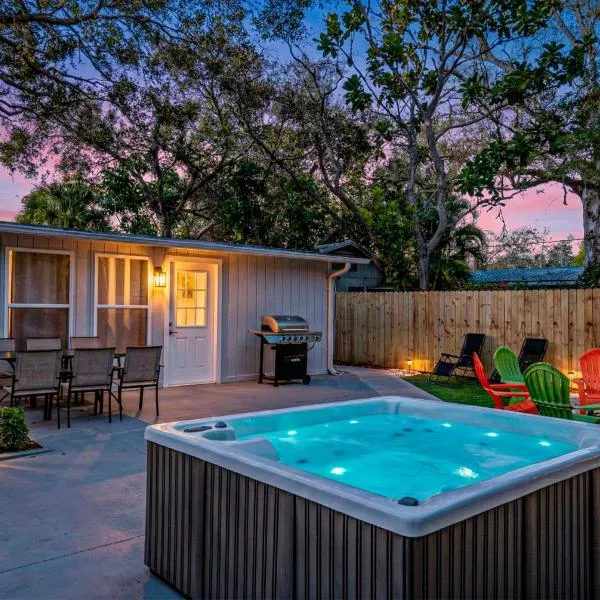Newly Remodeled Sarasota Retreat with Hot Tub Near Downtown, hótel í Sarasota