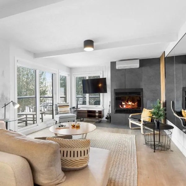 Chic Mt-Tremblant Condo with View on the Lake by Denstays，蒙特朗布朗的飯店