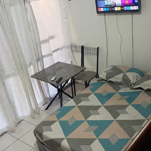 Micro casa no Rio de Janeiro - Ela é privada e com boa localização - Boa para quem vem passear- Ótimo para trabalho ou home office- Pra quem está preocupado com o voo, o Aeroporto Galeão é perto- Visitar famíliares- Lugar tranquilo e agradável