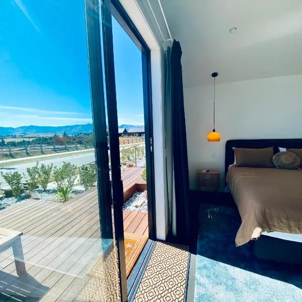 The Modern Alpine Oasis - Mountain Views - Rainfall Shower - Perfect for Couples, hotel in Wanaka