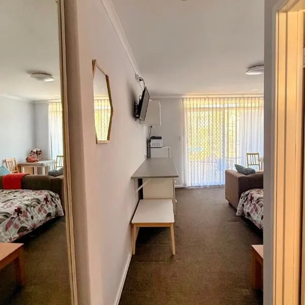 Mandurah Coastal Studio - Pool Outlook, hótel í Mandurah