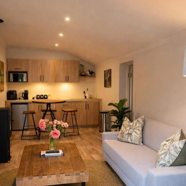 Modern Farm-Style Cottage with Fireplace & Garden, hotel i Nottingham Road