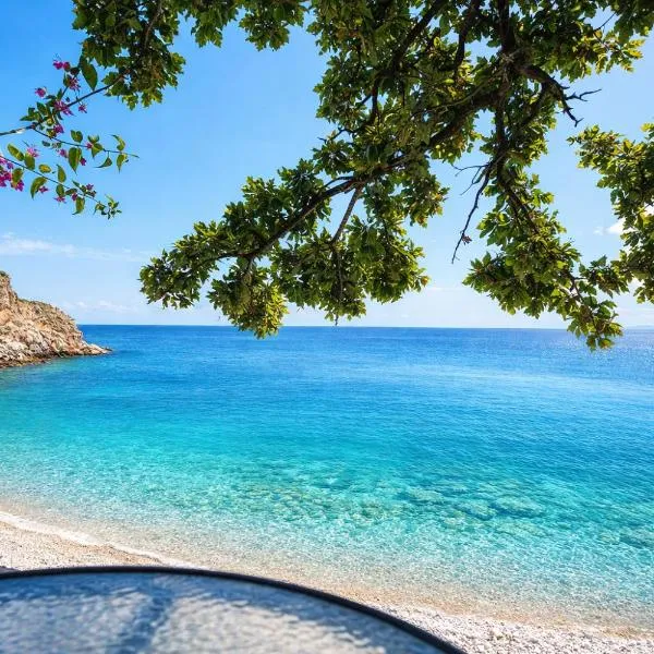 Lalloudes Seaside Suites Sea and Pool View, hótel í Éxo Nímfion