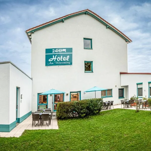 Hotel Am Wiesenweg l 24h check-in, hotel di Hausen