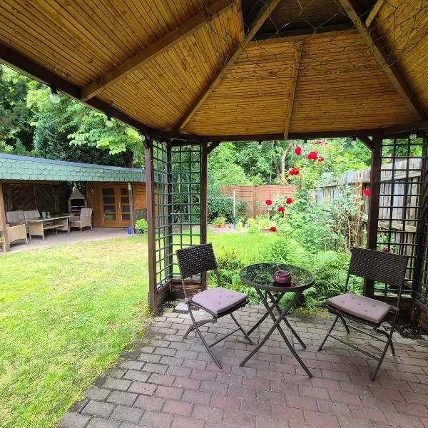 Zentrale ruhige Wohnung mit eigenem Garten und Grillecke nahe Klinikum, hotel v mestu Chemnitz