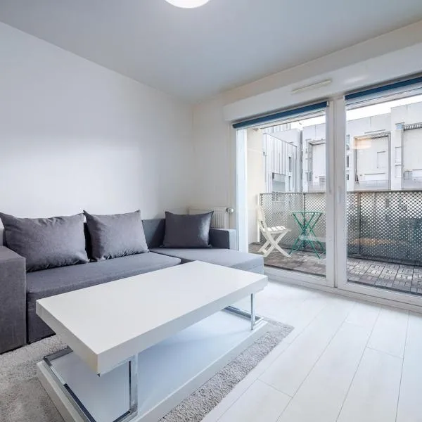Appartement avec chambre HomeCinema - Parking&Terrase proche Paris, hotelli kohteessa Pantin