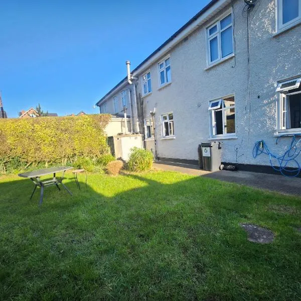 Spacious Garden Apartment Dublin 18 Parking WiFi, khách sạn ở Dublin