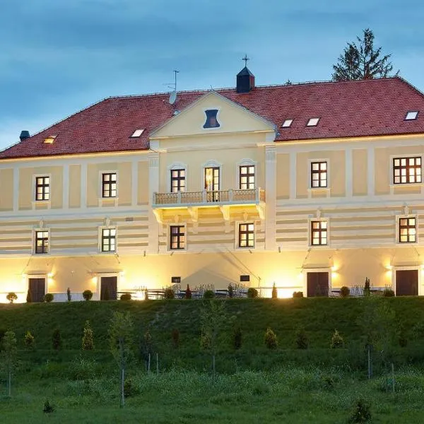 Hotel & Restoran Dvorac Gjalski, מלון בזאבוק