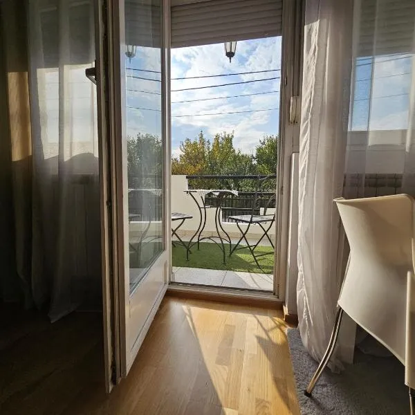 Airport Apartment, hotel Surčinban