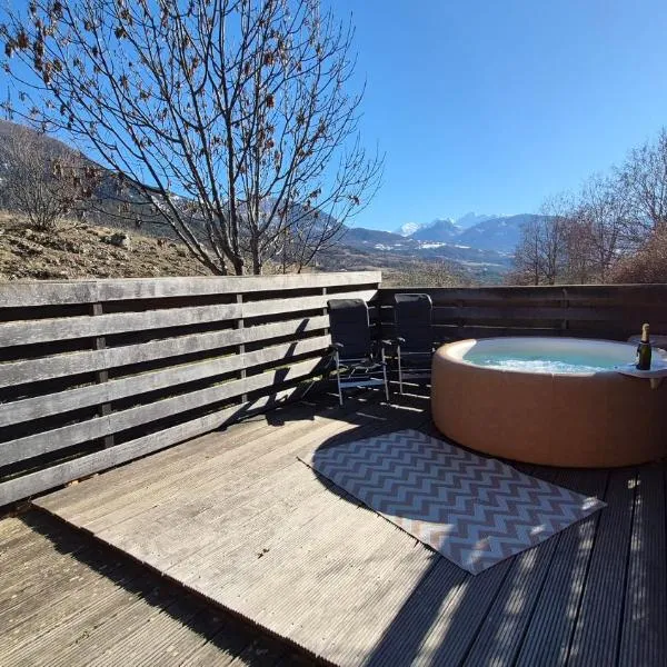 CHALET JACUZZI PRIVE, TERRASSE et VUE MONTAGNE DANS CAMPING 3 ETOILES: Chateauroux-les-Alpes şehrinde bir otel