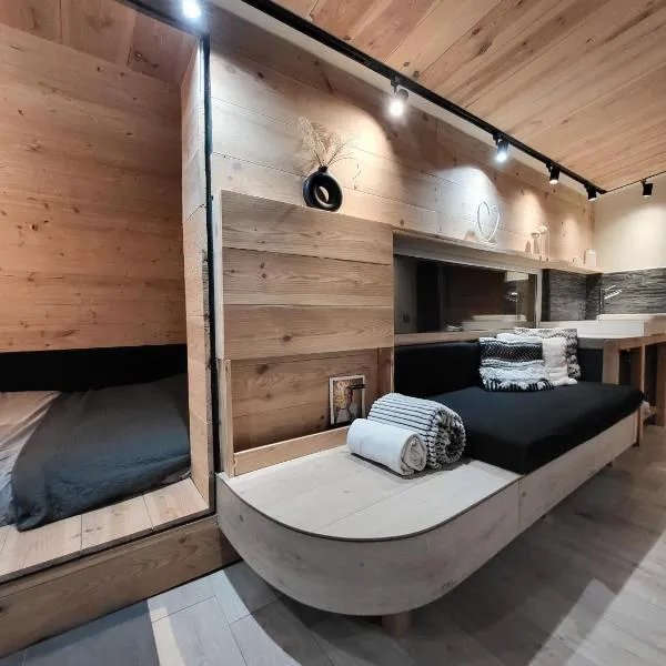 Couvin में, होटल Poule House by Out & Lodge