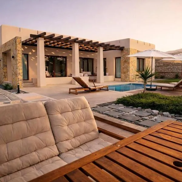 Private Pool Retreat - Full-Service Villa, מלון באס סיפה