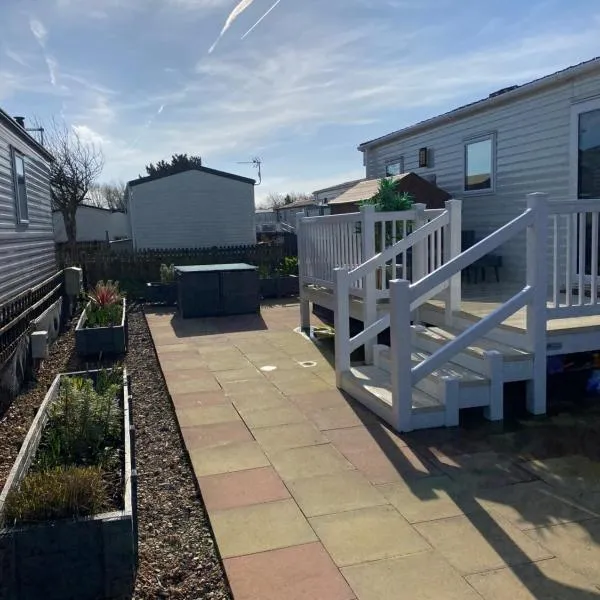 230 Unity Holiday Resort 6 Birth cosy and secure property next to all shops and entertainment passes optional, hotel v mestu Brean