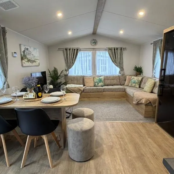 Big Boss Caravan-Camber Sands,Sleep 8, Free Wi-Fi, Netflix, Parking, viešbutis mieste Camber