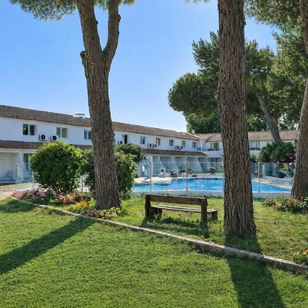 Artemia Aigues-Mortes - Hôtel avec piscine - Bornes électriques - Parking privé - Local vélo-moto โรงแรมในเอก-มอร์ต