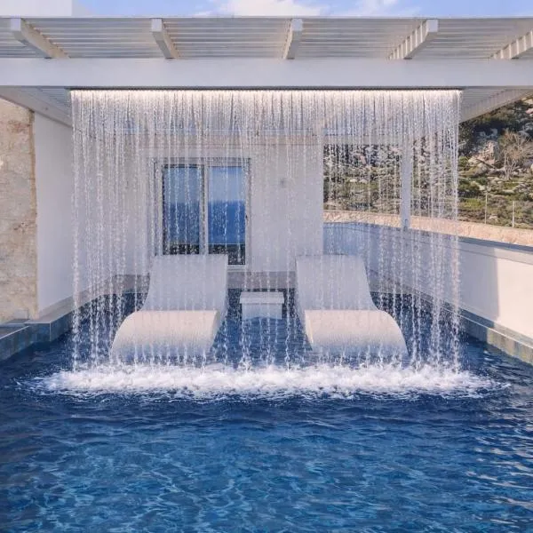 Aqua blue villa with private swimming pool, hotell i Amoopi