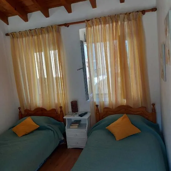 Giannis' House, hotel em Polichnítos