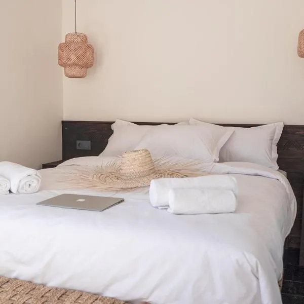 Sea and Sunset Boutique Villa Bed and Breakfast, hotel in Ikouzza