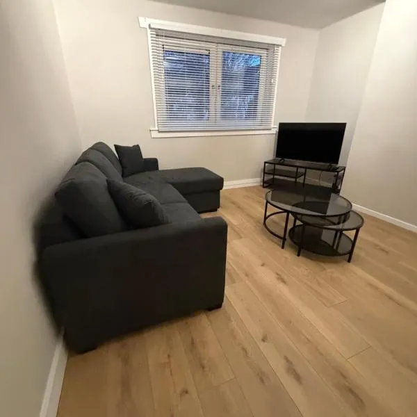 Spacious 2 bed apartment with private parking space, hotel di Edinburgh