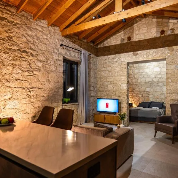 Philoxenia Stone Suites, hotelli Chouloussa