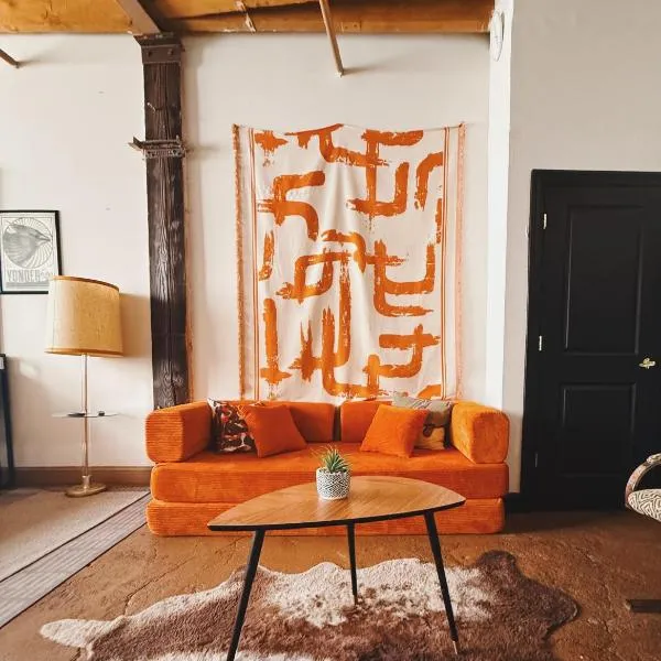 420 Friendly BOHO Loft Downtown KING suite FREE parking, hotell i Detroit