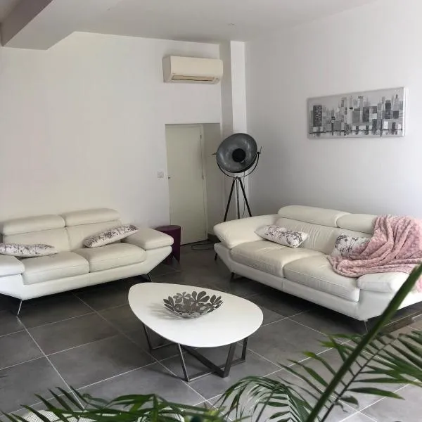 Maison village entre pau et lourdes, hotel en Boeil-Bezing