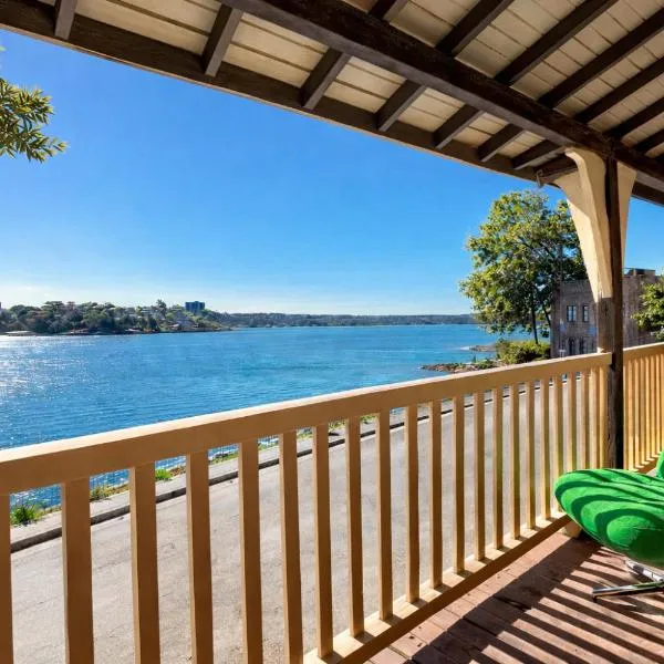Ocean-View Art Stay & Private Rooftop, Walk to Circular Quay, отель в Сиднее