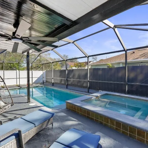 Luxury Style townhome with Pool - 1 Miles to Bucs Stadium, hotel Tampában