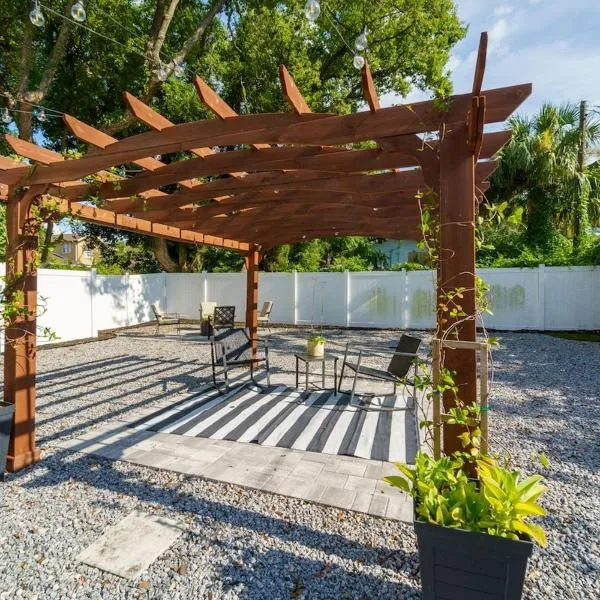 Cozy bungalow with Luxe Yard, Firepit, Pergola Area, Hotel in Tampa