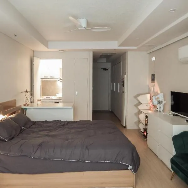 #Mapo station #Cozy house #Hanriver view #Full option #Super high floor, hotel in Seoel