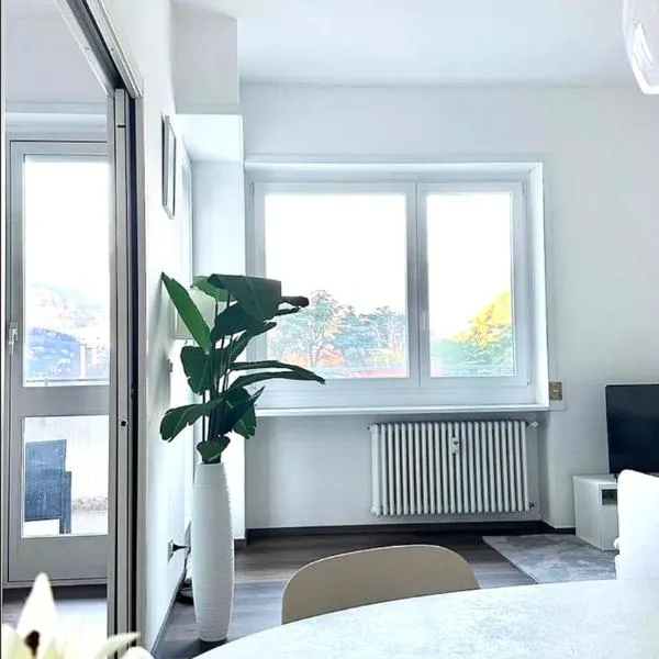 Luxury apartment with view (1min from lake/center), hotel na Komou