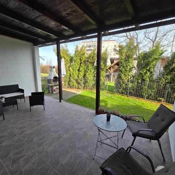Apartman Jelena with Private Garden & BBQ, hotelli kohteessa Karlovac