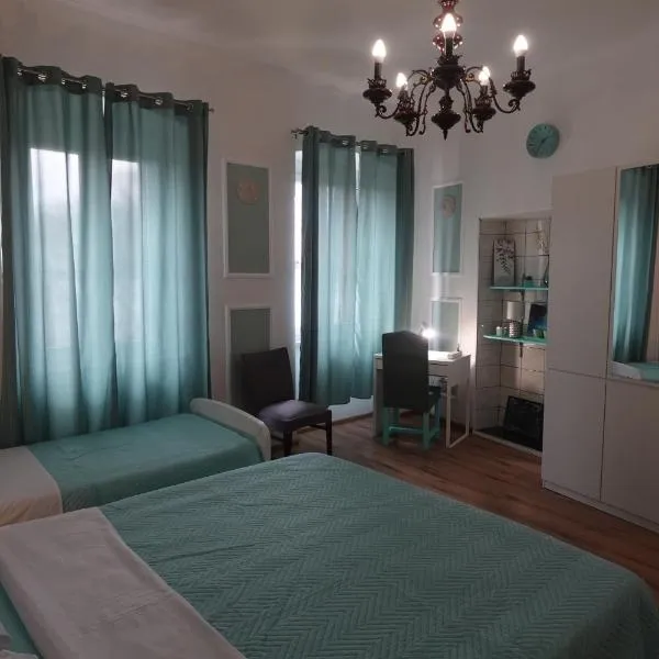 Red blue with private parking and Gray blue apartment, hotel a Pula