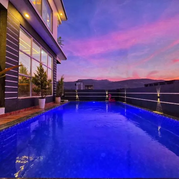 EMPYREAN STAY ll G0DFATHER VILLA ll 4BHK ll AC ll LARGEST POOL ll MINI PUB ll, hotel v destinácii Lonavala