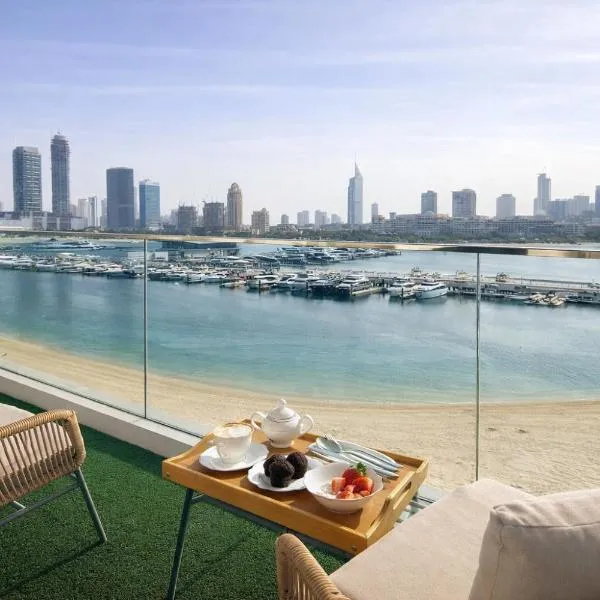 Luxury Beachfront Marina View Apartment With Private Beach Access By Green Sky Holiday Homes โรงแรมในดูไบ