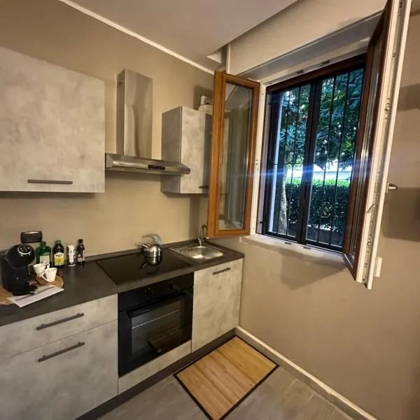 Casa strauss, elegante bilocale immerso nel verde, hotel u gradu Limbiate