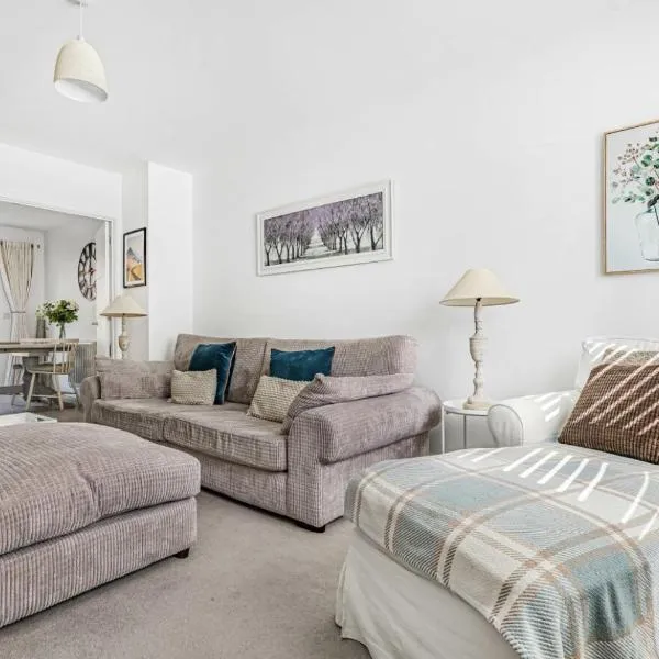 Contemporary 3 Bedroom home in Launton Village - close to Tythe Barn, Bicester Shopping & Bicester Heritage, hotell sihtkohas Launton