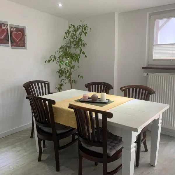 Familienauszeit, Ferienwohnung für Familien & Hund, מלון בZetel