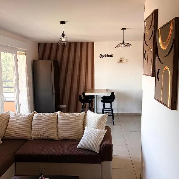Appartement élégant avec terrasse & vue dégagée, hotel en Bourgoin-Jallieu
