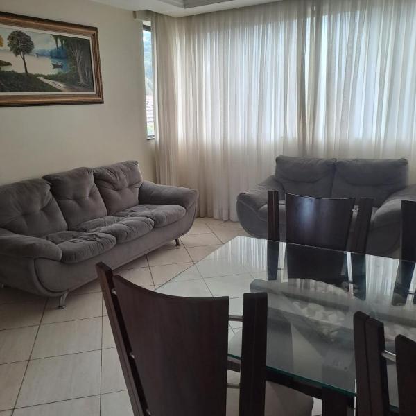 Apartamento para 8 pessoas 3 quartos com ar condicionado e 3 garagens! A 15 minutos do autódromo!